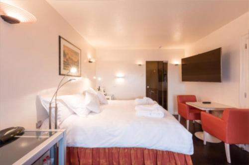 Hotel Approach - main image