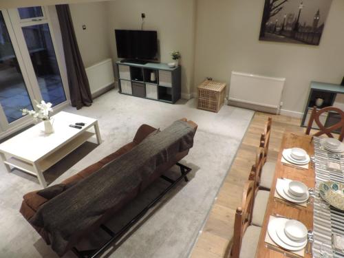 4 Bed Farnborough Air Accommodation