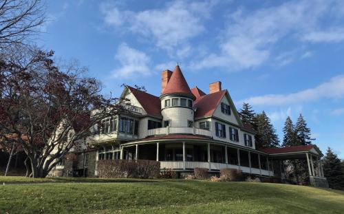 B&B Watkins Glen - Idlwilde Inn - Bed and Breakfast Watkins Glen