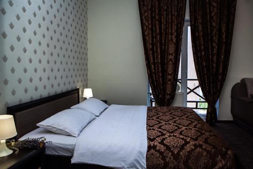 1 queen bed, 1 double bed