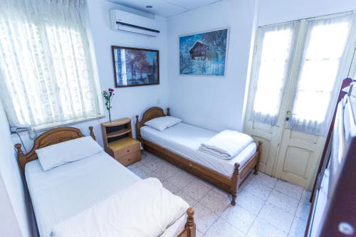 Kaplan Hotel Room Type - Basic Triple Room