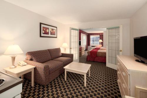 Junior Suite with with Two Queen Beds and Full Kitchen