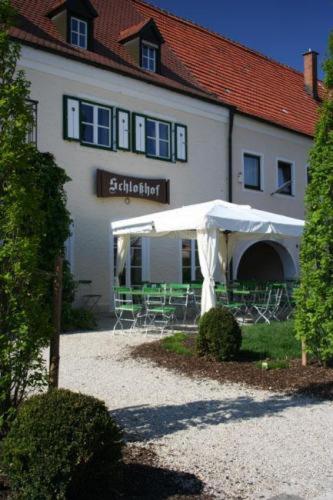 . Schlosshof anno 1743