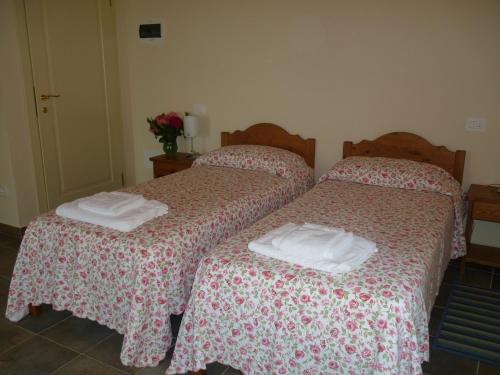 2 twin beds