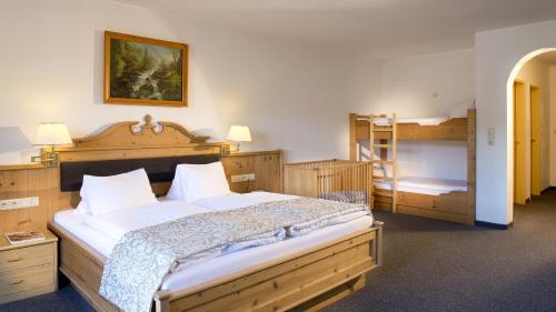 1 queen bed, 1 bunk bed