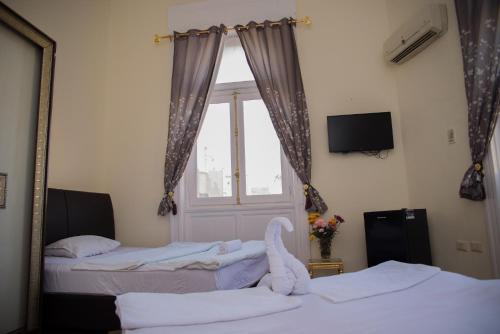 Royal Twin Room with Two Queen Beds image 6