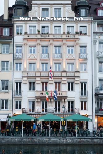 Hotel Pickwick and Pub "the room with a view"