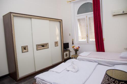 Royal Twin Room with Two Queen Beds image 9