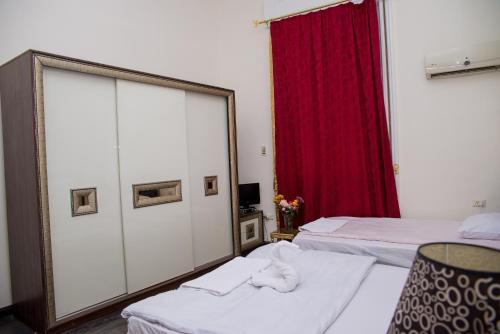 Royal Twin Room with Two Queen Beds image 8