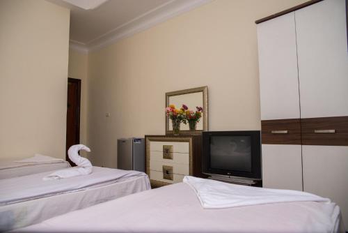 Royal Twin Room with Two Queen Beds image 2