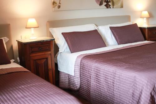 1 queen bed, 1 twin bed