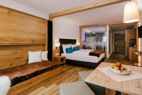 1 king bed, 2 bunk beds, 1 futon bed