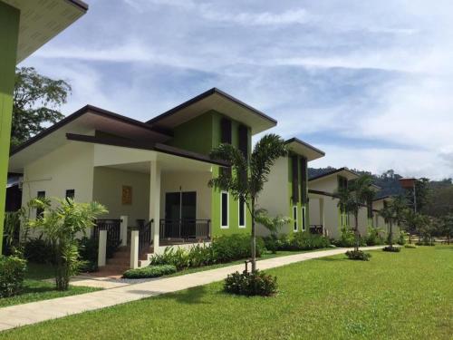 Bai Bai Home Ideally located in the Pakarang area, Bai Bai Home promises a relaxing and wonderful visit. Offering a variety of facilities and services, the property provides all you need for a good nights sleep. 