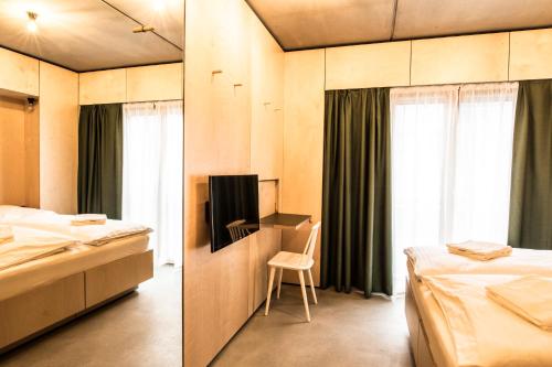 room detail thumbnail 1
