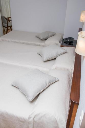 3 twin beds