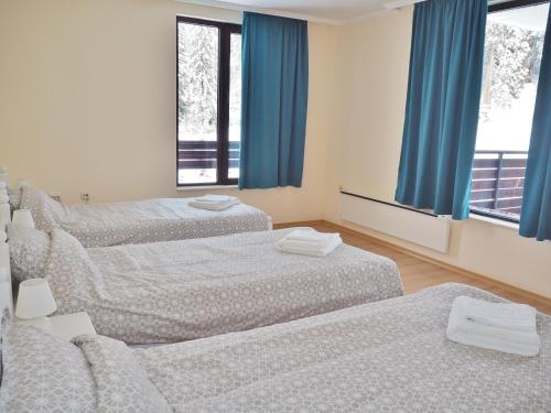 3 bedrooms, 7 beds