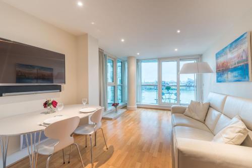 Stunning Flat Overlooking The Thames, Pimlico, London