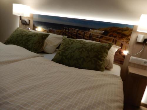 1 queen bed, 1 futon bed