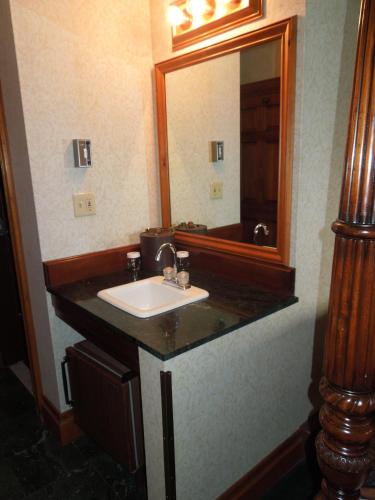 Mirror Lake Inn Resort and Spa The 4-star Mirror Lake Inn Resort and Spa offers comfort and convenience whether youre on business or holiday in Lake Placid (NY). Featuring a complete list of amenities, guests will find their stay 