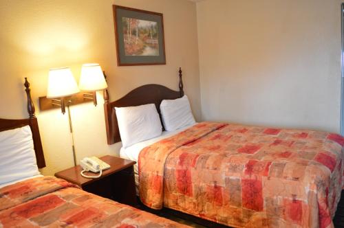1 king bed, 2 queen beds