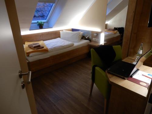 Guestroom, Hotel Pension Am Hafen in Norddeich
