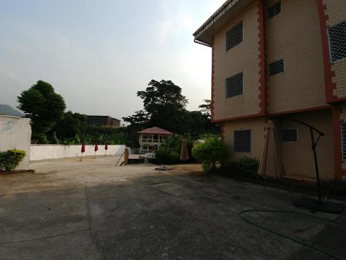 Rose Garden Apartments in ลิมบ์