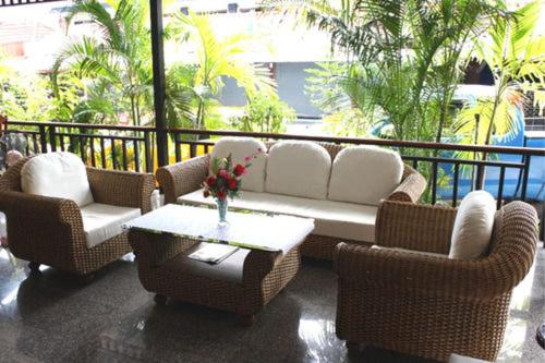 a living room filled with couches and a table, Cha Am Perfect in Hua Hin / Cha-am