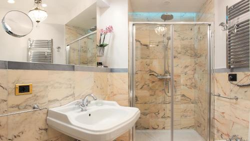 Deluxe Suite image 7