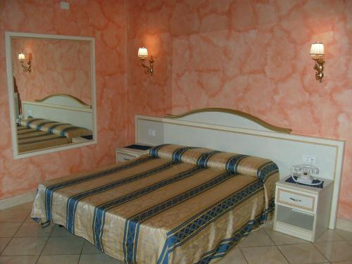 1 queen bed, 1 twin bed