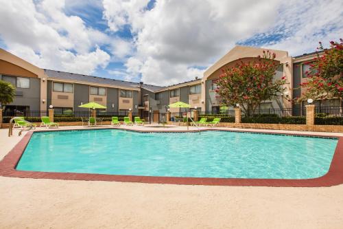Days Inn & Suites by Wyndham Corpus Christi Central - image 13