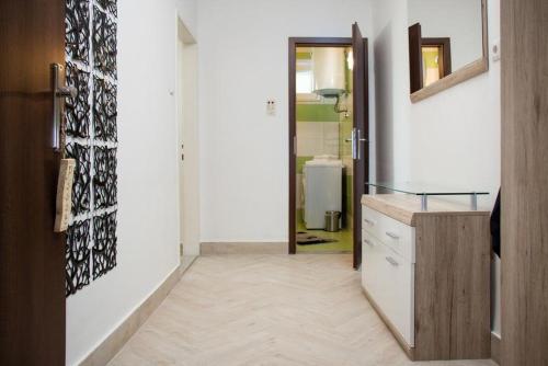Apartments by the sea Krilo Jesenice, Omis - 14459, Jesenice (foto 2)