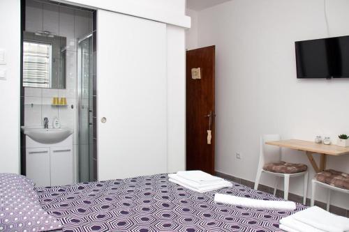 Apartments by the sea Krilo Jesenice, Omis - 14459, Jesenice (foto 4)