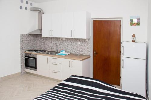 Apartments by the sea Krilo Jesenice, Omis - 14459, Jesenice (foto 6)