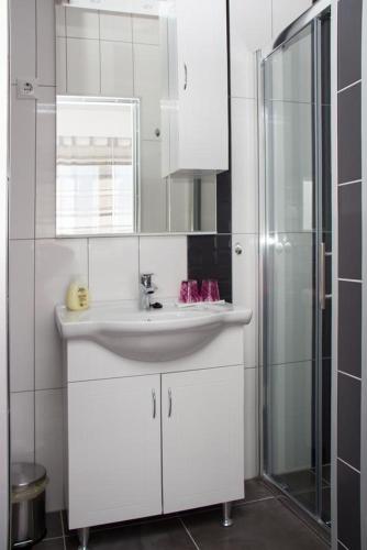 Apartments by the sea Krilo Jesenice, Omis - 14459, Jesenice (foto 10)