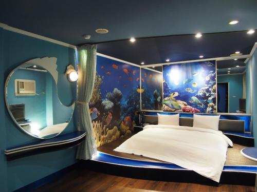 room detail thumbnail 2