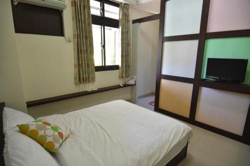 Cian Jiang Ying Yue B&B Cian Jiang Ying Yue B&B is conveniently located in the popular Shoufeng Township area. The property offers guests a range of services and amenities designed to provide comfort and convenience. Service