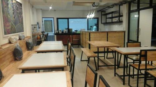 Restaurant, Best Stay Hostel in Koh Lanta