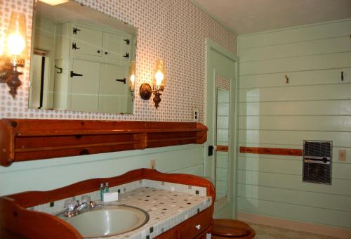 9S Pine Cabin - image 5