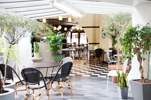 Restaurant, Ibis Paris Tour Eiffel Cambronne 15Eme in 15th - Tour Eiffel - Porte de Versailles