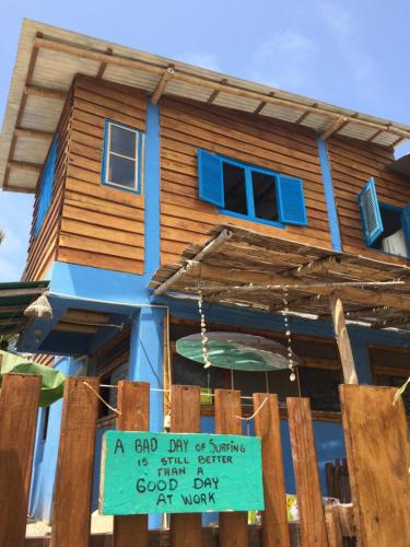 Entrance, Hostal Puerto Engabao "El Surf Shelter" in Engabao