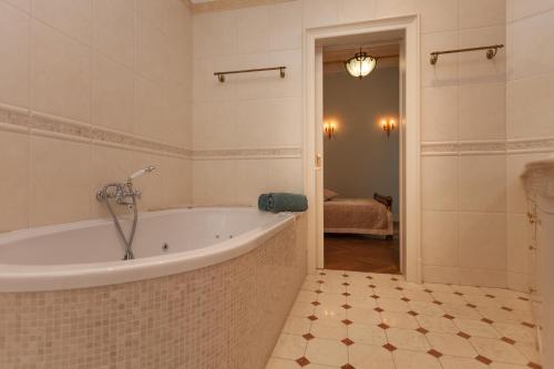 Filip’s Palace Luxurious Apartment, Ljubljana (photo 3)