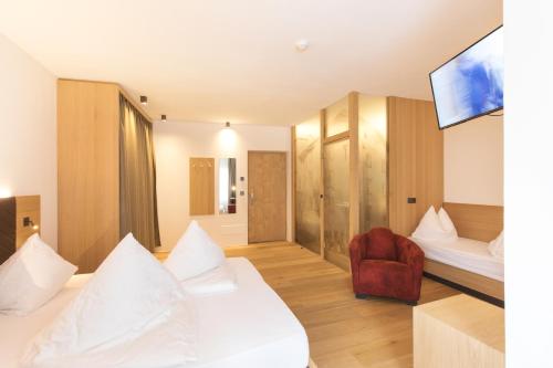 1 queen bed, 2 twin beds