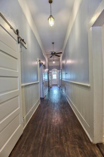 Classic/Modern Downtown Home - image 12