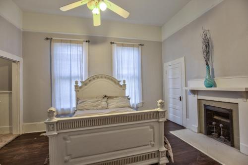 Classic/Modern Downtown Home - main image