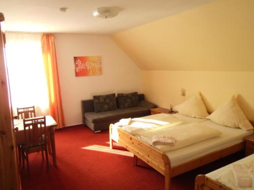 1 queen bed, 2 twin beds