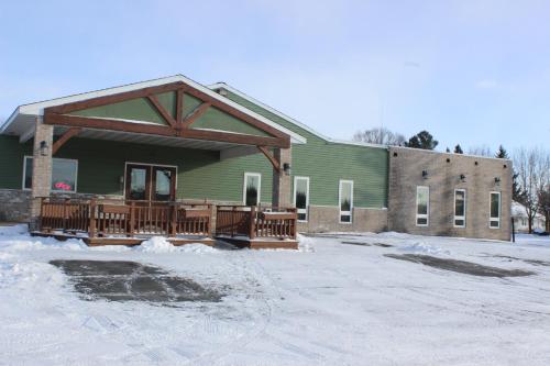 Woodland Inn & Suites - image 2