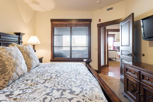 Silver Star #1205 - 3 Bed Condo - image 3