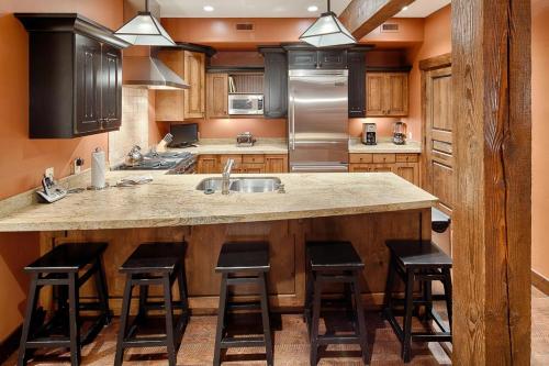 Silver Star #2101 - 3 Bed Condo - image 3