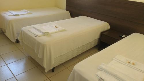3 twin beds