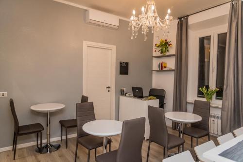 Inside Roma Rooms 3